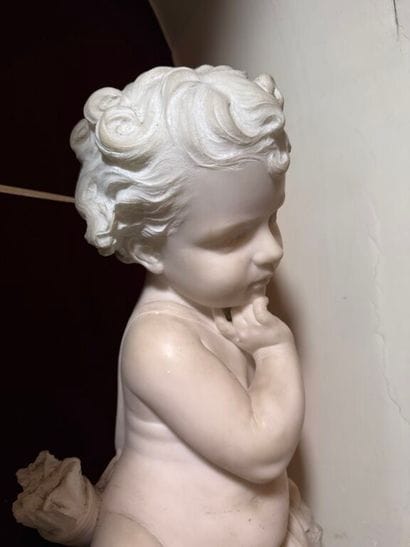 L'Amour songeur. 
Sculpted group in white...