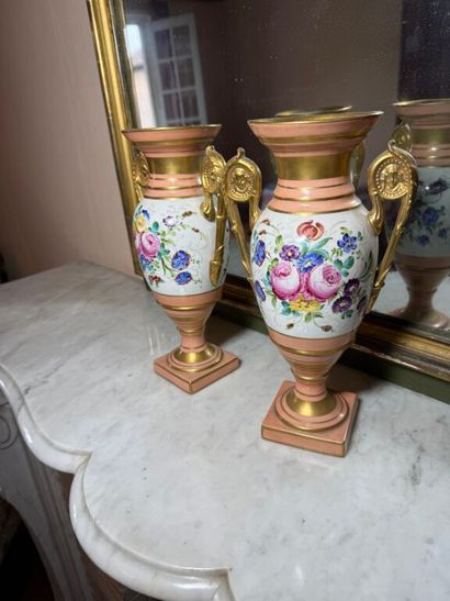 Composite lot comprising: 
- A pair of Paris...