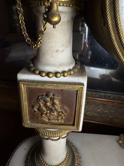 Pendule portique en marbre blanc. Le mouvement...