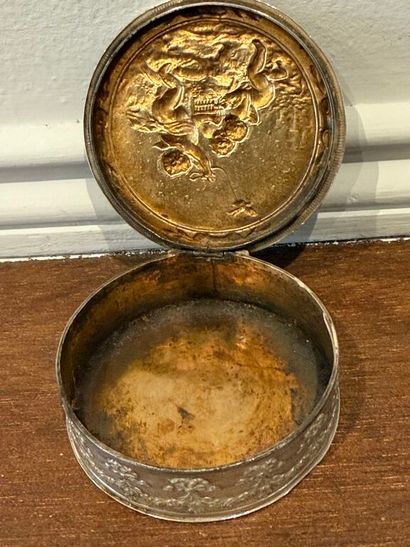 * Boîte à pilule de style Louis XVI en argent...