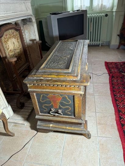 Cassone wedding chest in molded wood, carved...