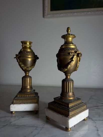 Paire de petites de cassolettes formant bougeoirs...