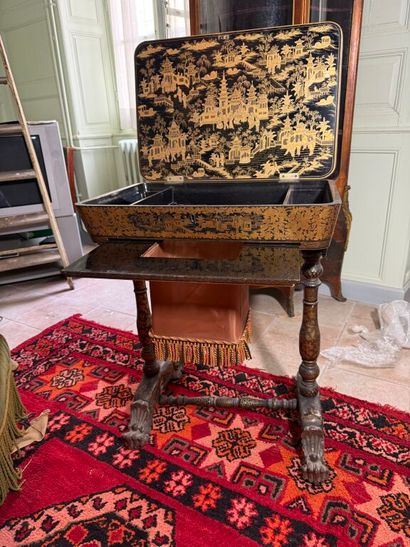 CHINA, Canton, 19th century. 
Sewing table...