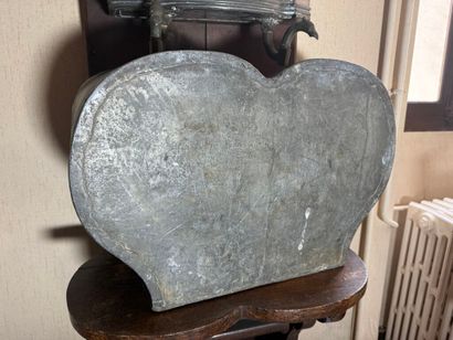 Pewter fountain. 
212 x 47 x 40 cm.
(The...