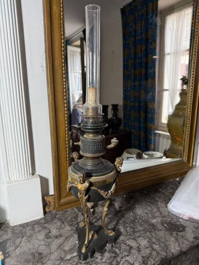 Petite lampe à pétrole en métal laqué noir...