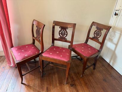 Suite de trois chaises en noyer et placage...