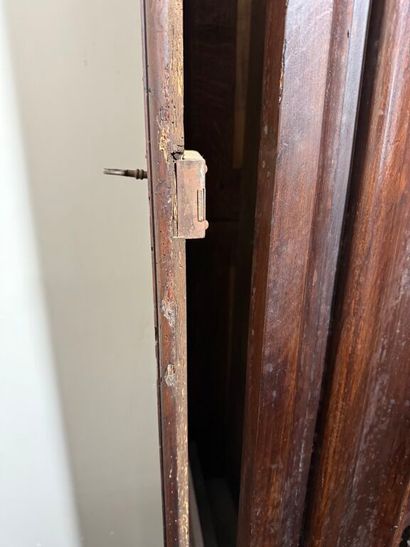 Importante armoire en bois naturel ciré,...