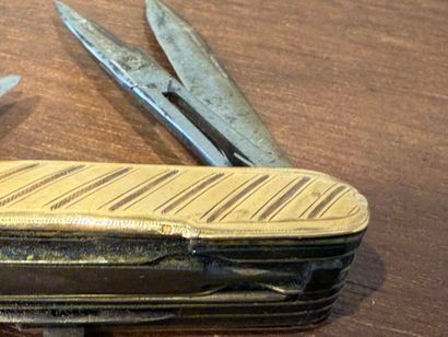 * Petit couteau pliant multi pièces. Les...