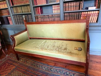 Living room set comprising: 
a suite of four...