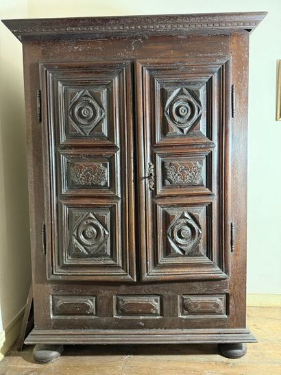 Petite armoire régionale en bois naturel...