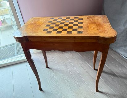 * Table à jeux en bois de plaquage à décor...