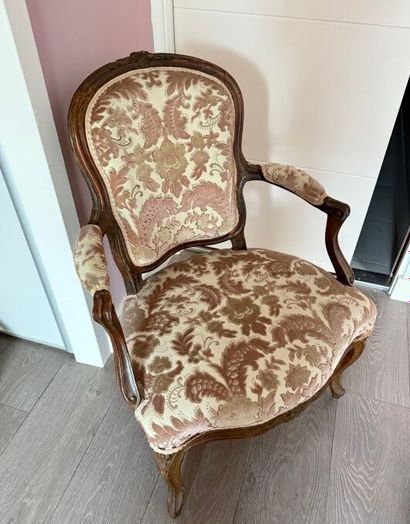 * Paire de fauteuils en bois mouluré et sculpté...