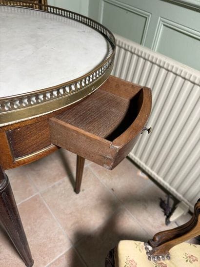 Veneered bouillotte table opening with two...