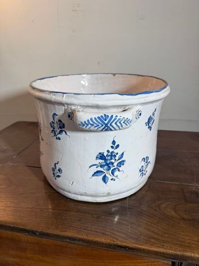 Importante bassine en faïence à décor en...