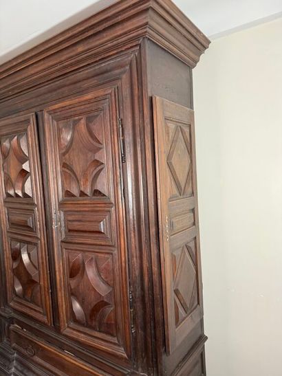Importante armoire en bois naturel ciré,...