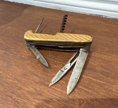 * Petit couteau pliant multi pièces. Les...