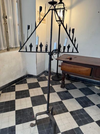 Lampadaire pique-cierge en fer forgé de forme...