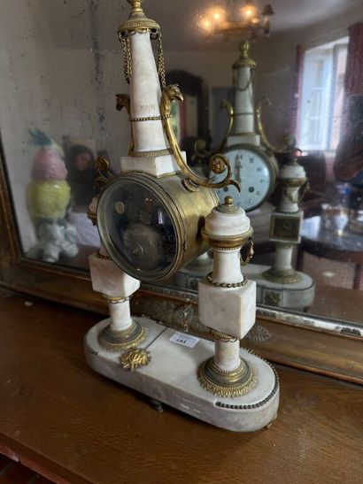 Pendule portique en marbre blanc. Le mouvement...