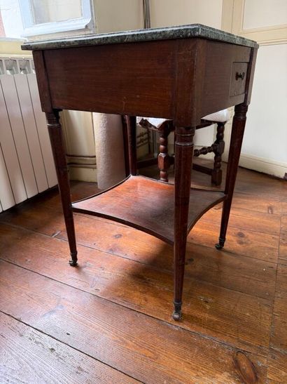 Petite table de toilette ou de chevet à roulettes...