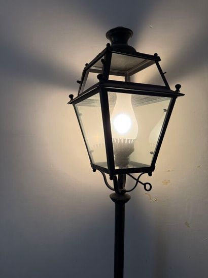 Paire de lampadaires en forme de lanternes...