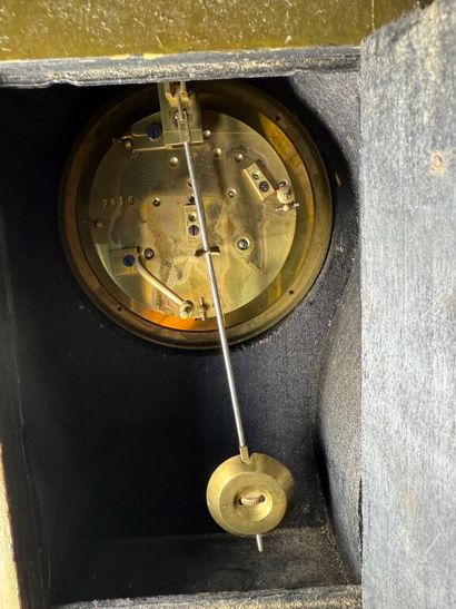 Pendule à poser de forme violonnée en bois...