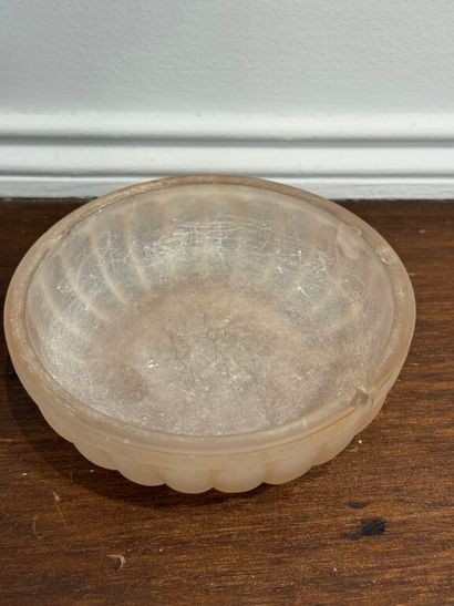 * Bonbonnière ou boîte en verre moulé-soufflé...