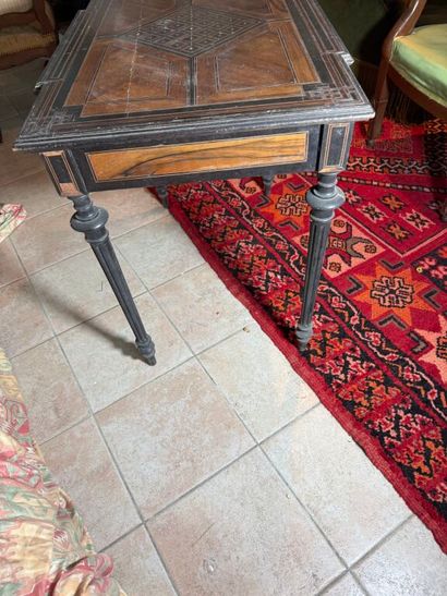Small middle table in veneered wood with...