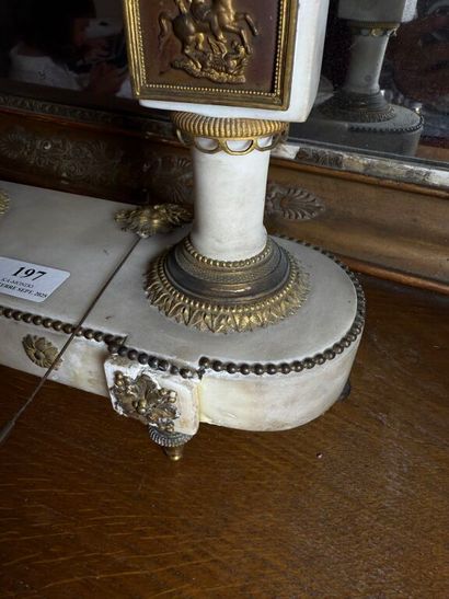 Pendule portique en marbre blanc. Le mouvement...