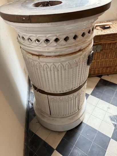 Poêle circulaire en faïence à décor néogothique....