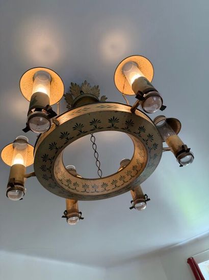 Suspension en tôle laquée crème à décor rehaussé...