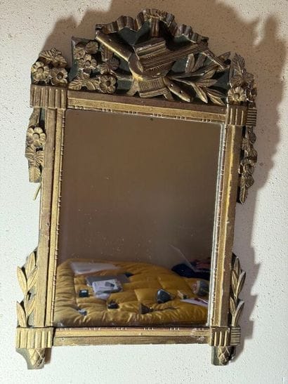 Petit miroir à fronton en bois mouluré relaqué...