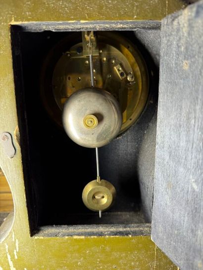Pendule à poser de forme violonnée en bois...