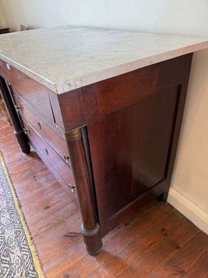 Commode à hauteur d'appui, en noyer et placage...