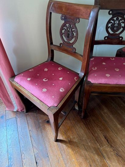 Suite de trois chaises en noyer et placage...