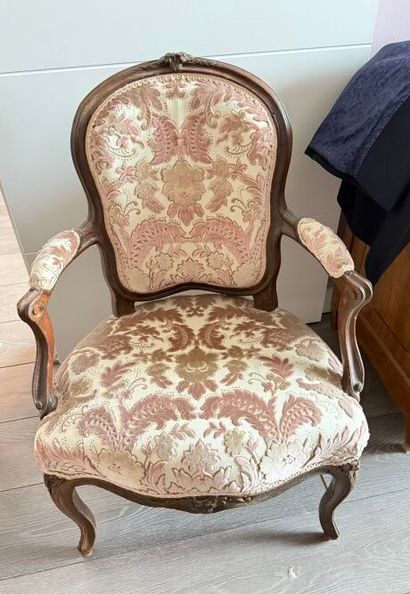 * Paire de fauteuils en bois mouluré et sculpté...