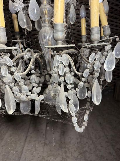 Important lustre à douze bras de lumière...