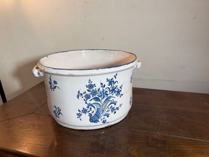 Importante bassine en faïence à décor en...