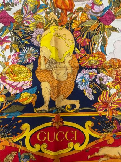 GUCCI 
Lot trois de « carrés en soie imprimée,...