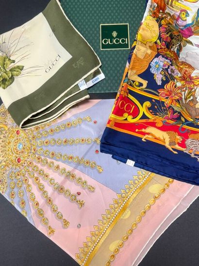 GUCCI 
Lot trois de « carrés en soie imprimée,...