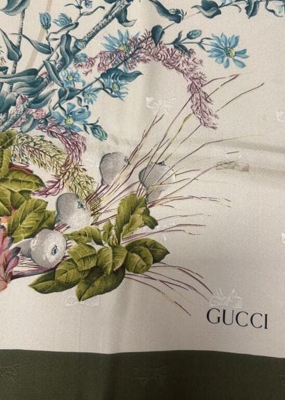 GUCCI 
Lot trois de « carrés en soie imprimée,...