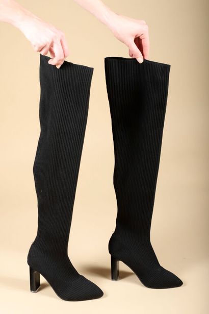 Lot comprenant: 
-Paire d'escarpins à talons...