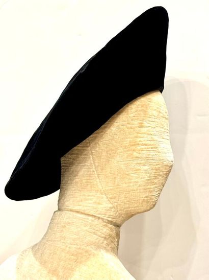 NINA RICCI Paris. 

Grand béret asymétrique...