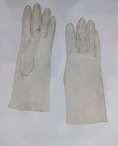 Lot de cinq paires de gants blancs dont une...