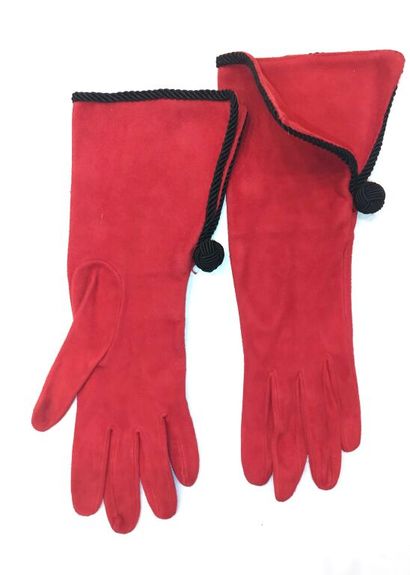 - CHRISTIAN DIOR. 
Paire de gants mi-longs...