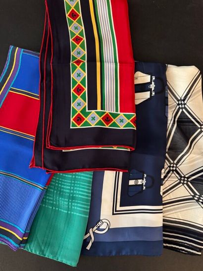 Lot de 5 foulards vintage en soie imprimée,...