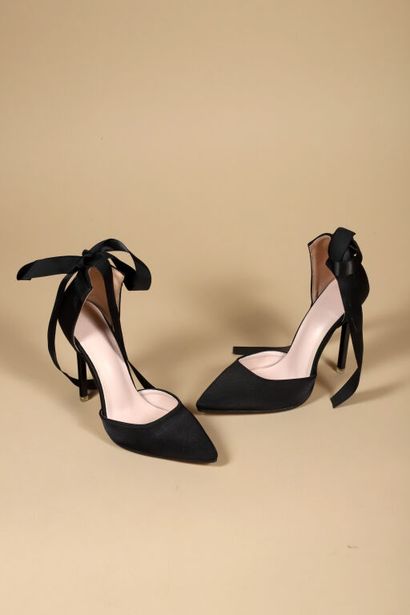 Lot comprenant: 
-Paire d'escarpins à talons...