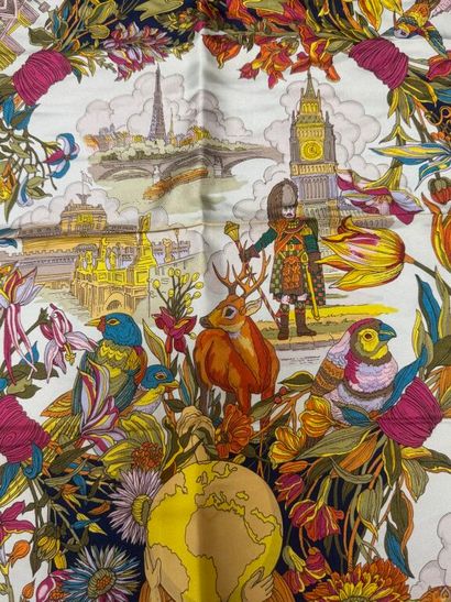 GUCCI 
Lot trois de « carrés en soie imprimée,...
