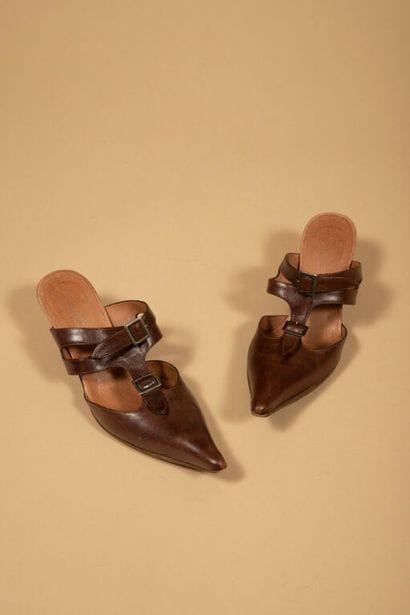 DRIES VAN NOTEN 
Paire de mules ajourées...