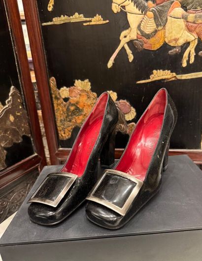 YVES SAINT-LAURENT par Roger Vivier
Paire...