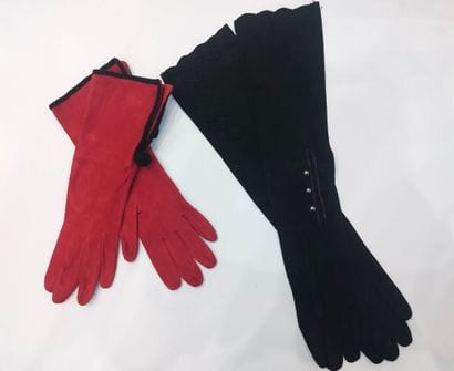 - CHRISTIAN DIOR. 
Paire de gants mi-longs...
